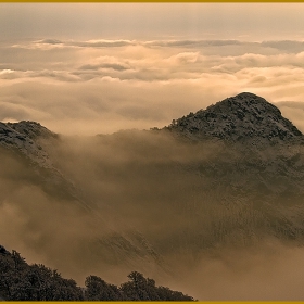Планинското е,  в пелена обгърнато, а над облаците се разстила нежността..- mountain Stara Planina.