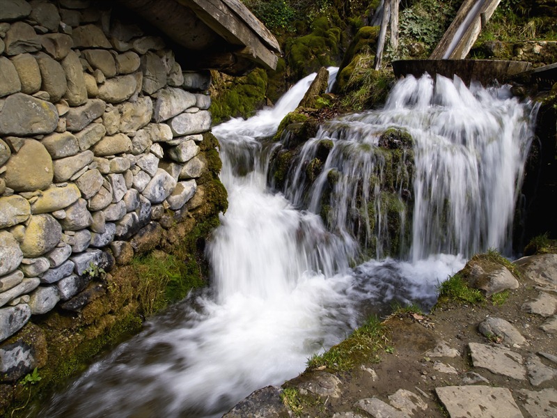 По водата