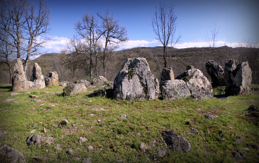 Единственият открит кромлех в България се намира в Източните Родопи. Изграден е през 7 век пр.н.е. и се състои от 12 побити в земята камъни, с височина около140 см. Диаметърът на съоръжението е 12 метра.9000г преди Стоунхендж!