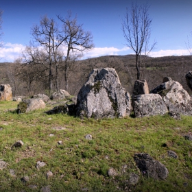 Единственият открит кромлех в България се намира в Източните Родопи. Изграден е през 7 век пр.н.е. и се състои от 12 побити в земята камъни, с височина около140 см. Диаметърът на съоръжението е 12 метра.9000г преди Стоунхендж!