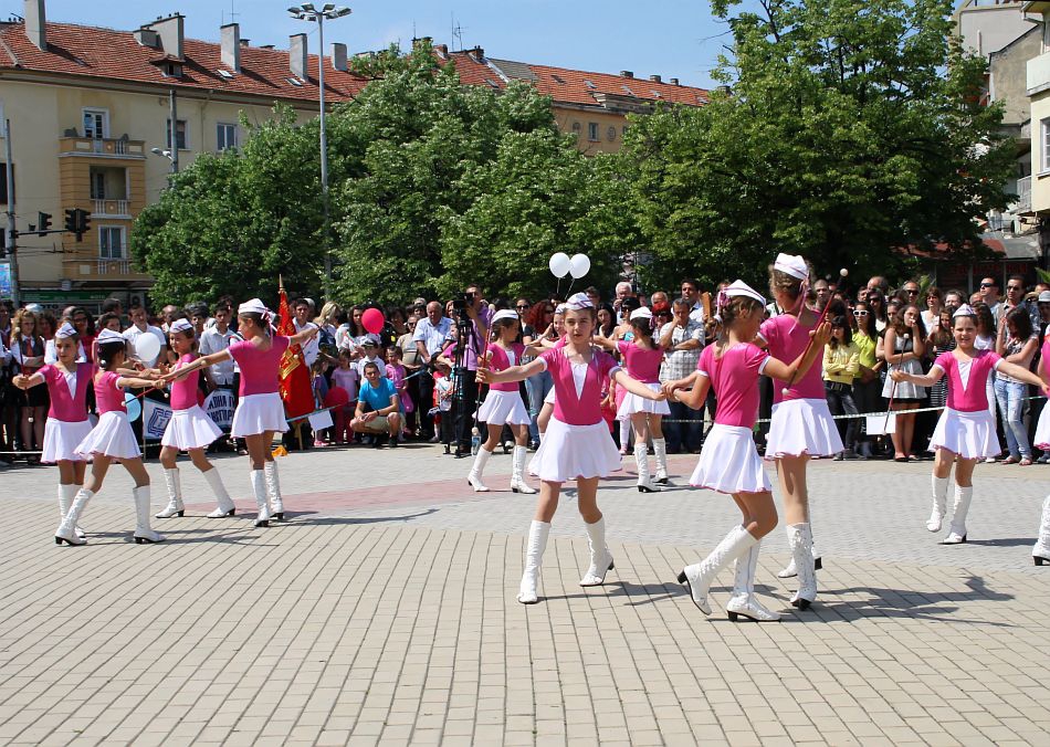 Малки мажоретки танцуват на площада!