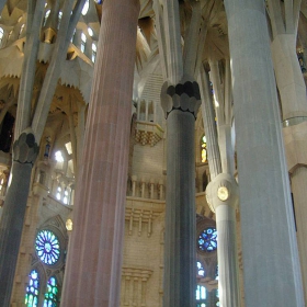 SAGRADA FAMILIA-колоните