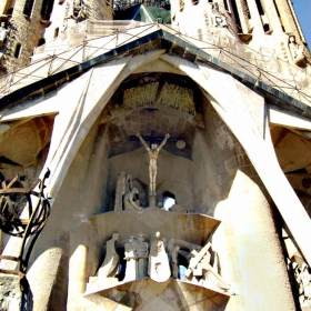 SAGRADA FAMILIA-западната фасада съдържа 14 скулптурни групи символизиращи 14 точки по VIA DOLOROSA,като най-горе е разпъването