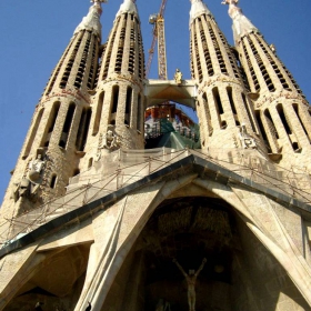 SAGRADA FAMILIA-западната фасада  -на върха скулптора изобразяваща ВЪЗКРЕСЕНИЕТО