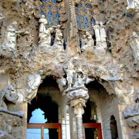 SAGRADA FAMILIA-източната фасада  -символ на ВЯРА ,НАДЕЖДА,ЛюБОВ И МИЛОСЪРДИЕ