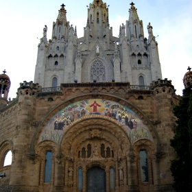 Катедралата  Expiatorio del Sagrado Corazón се намира на връх TIBIDABO,високо над БАРЦЕЛОНА