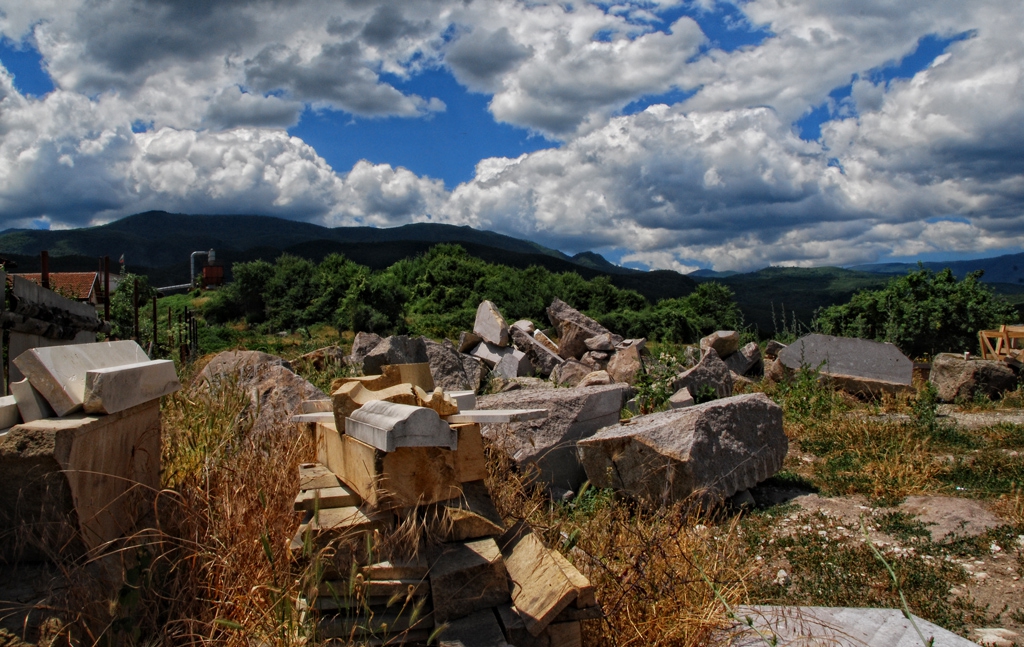 Камънье, дърве и облаце