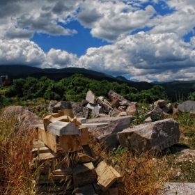 Камънье, дърве и облаце