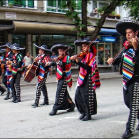 El Mariachi вървят след танцуващите