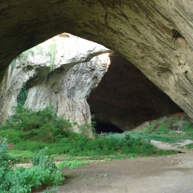 В деветашката пещера
