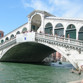 Venecia-Mosta Rialto, Edin ot simvolite na Venecia. Purvo e bil durven no sled, kato se e subral celia grad vurhu nego na edin ot praznicite, e ruhnal i posle sa go izgradili ot kamuk...