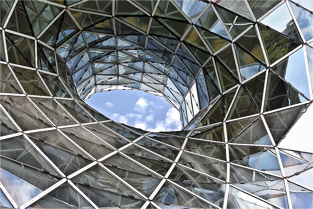 фасадата над входа на търговския център My Zeil -  Frankfurt /M