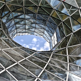 фасадата над входа на търговския център My Zeil -  Frankfurt /M