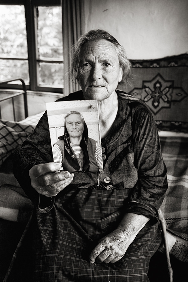 Стоянка Атанасова Щуркова от с. Пирин на 80 год. Обича да общува с фотографи и да им разказва своята история от миналото чрез снимки. Живее сама, но често я посещават 5-те внука. Ожени;а е децата си в близкия град Сандански.