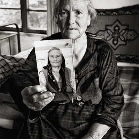 Стоянка Атанасова Щуркова от с. Пирин на 80 год. Обича да общува с фотографи и да им разказва своята история от миналото чрез снимки. Живее сама, но често я посещават 5-те внука. Ожени;а е децата си в близкия град Сандански.