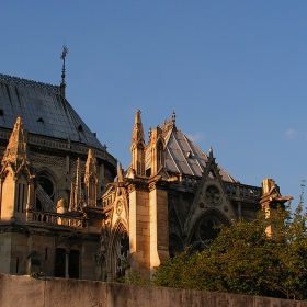 Поглед към Notre Dame от реката