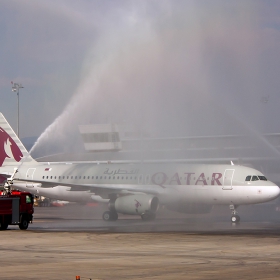 Посрещане на самолета на Qatar на летище София с воден салют