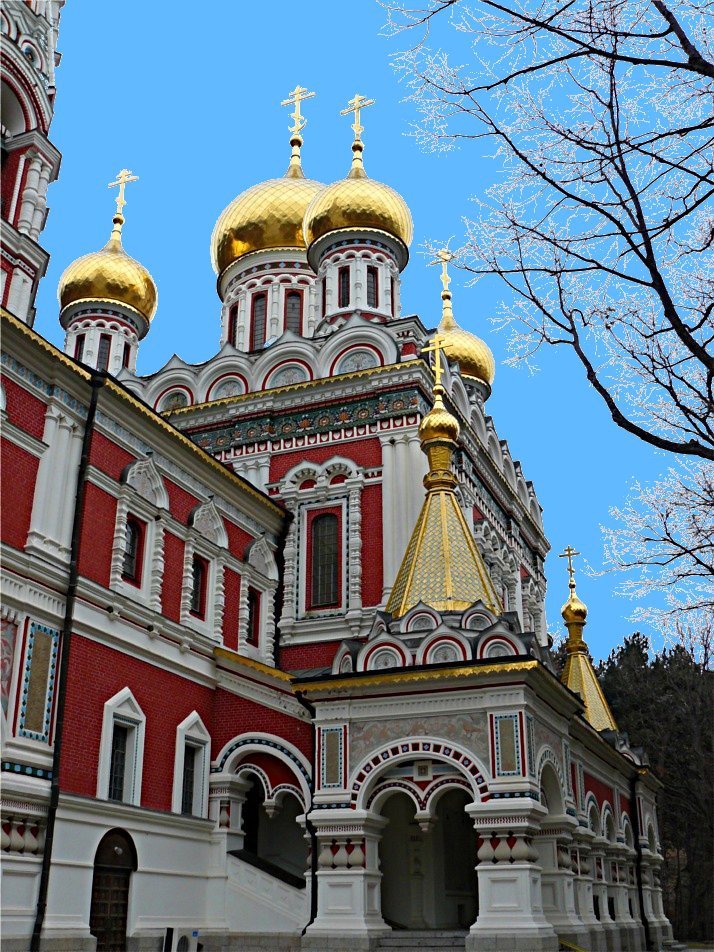 със синьо небе