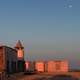 Стара джамия и дневна луна