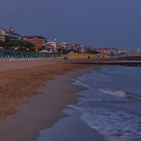 Привечер край брега на Адриатика в Lido di Jesolo