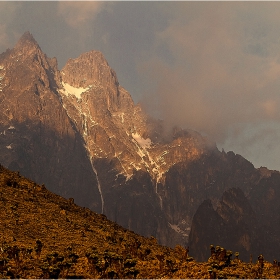 Върховете  Batian 5199 m 17057 фута, Nelion 5188 метра 17 021 фута на залез