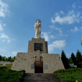 Статуята на Богородица