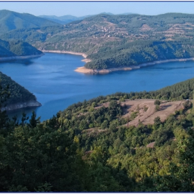 Едно синьо сърце в една зелена планина