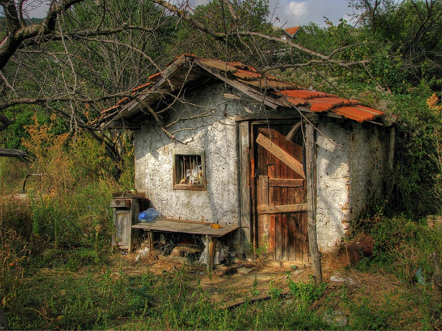 малка схлупена къщурка