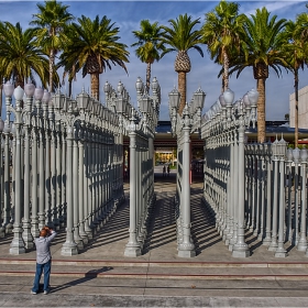 Urban Light на Chris Burden (пред Los Angeles Museum of Art) - 202 стари, изляти от чугун, улични лампи от Los Angeles и района около града. Вечер те светят използвайки акумулирана слънчева енергия.