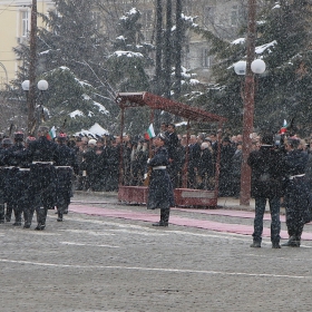 Сдаване и приемане на президентската длъжност.../Край на Военния парад...Снеговалежът става все по-интензивен .../