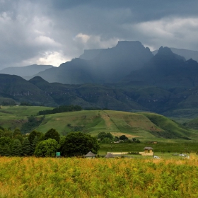 Скалите Makhulumane в планината Drakensberg в ЮАР