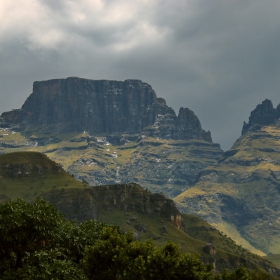 Част от скалите Makhulumane в планината Drakensberg - от по-близо, в момент огряни от слънцето.