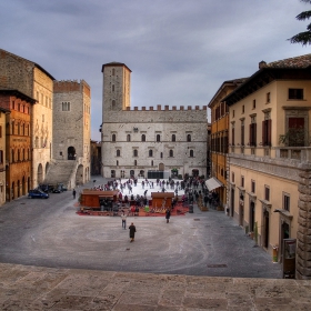 Todi (Umbria) - Централния площад, изглед от стълбите на катедралата