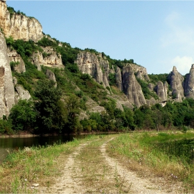 Там край реката