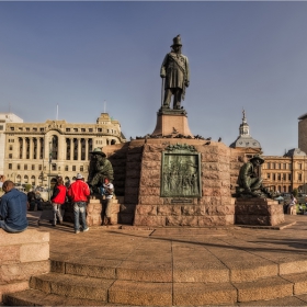 Около паметника на Paul Kruger