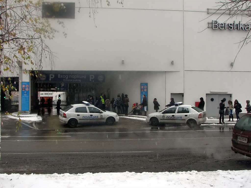 11.12.2012 г. След поредния сигнал за бомба в МОЛ Сердика...