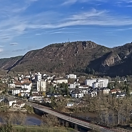 Панорама на Bad Muenster am Stein със скалите Rotenfels и  Rheingrafenstein