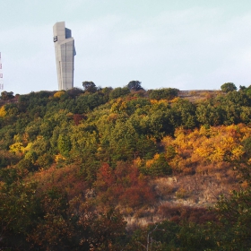 Есенно пейзажче с паметник.