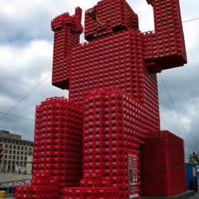 Огромна фигура от каси на Coca Cola - направена е в района на пристанището на Cape Town.