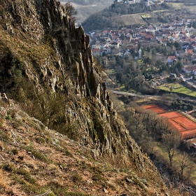 Поглед от скалите Ротенфелс (Rotenfels) към Ебернбург (Ebernburg)