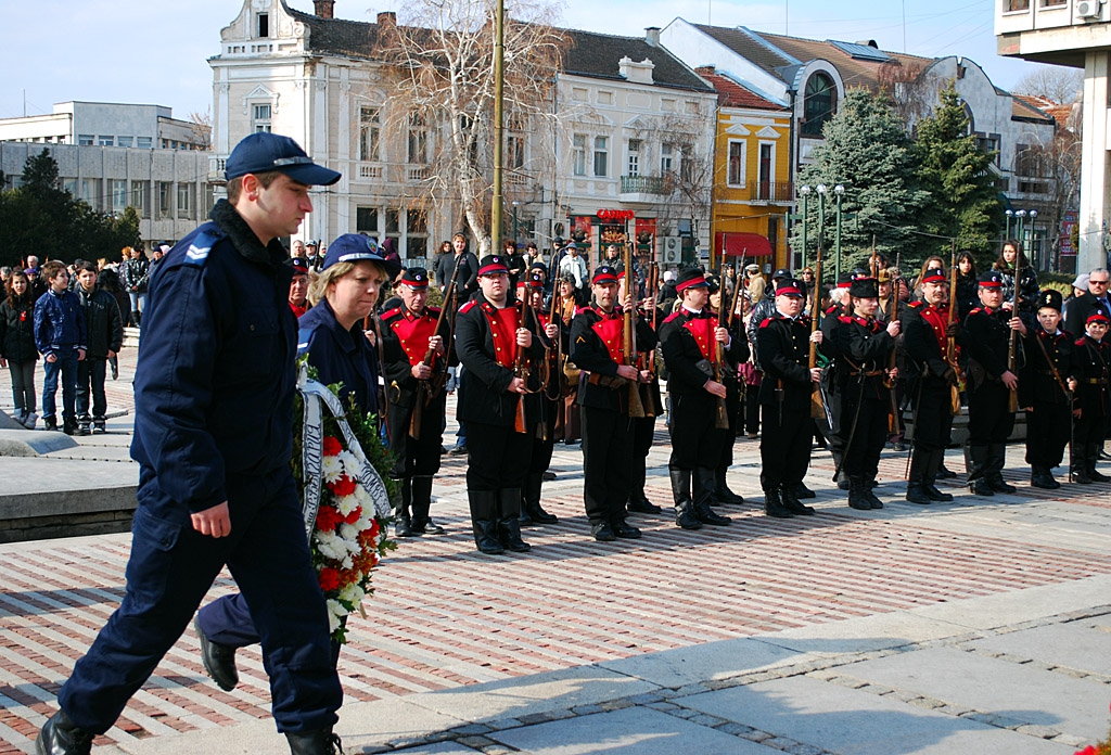 Венци пред паметника на героите