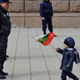 Горе ръцете!