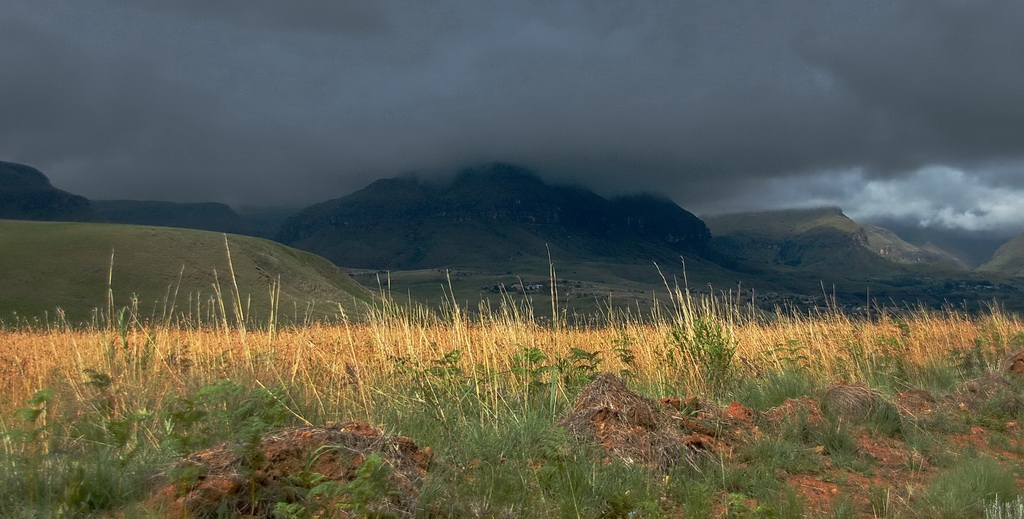 По пътя към Cathedral Peak из Drakensberg - ЮАР