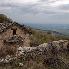 Параклис св.св.Кирик и Юлита - Намира се на 300м южно от горноводенския манастир св.св. Кирик и Юлита. Аязмото и параклисът са изградени върху малка тераса, до която води калдъръмен римски път. Той представлява еднокорабна, едноабсидна църква без притвор.