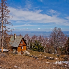 Самотна хижа нейде в планината