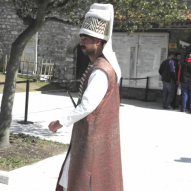 Еничар пред двореца Топкапъ сарай в Истанбул