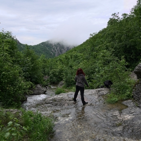 Край водопада ,който от града се вижда