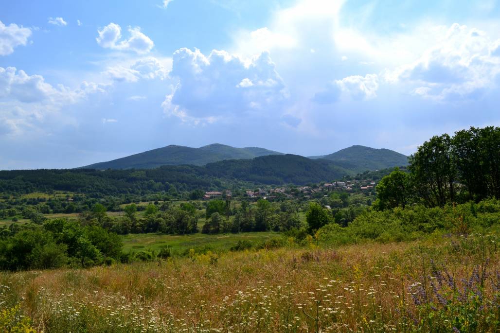 Изглед към село Долна Секирна