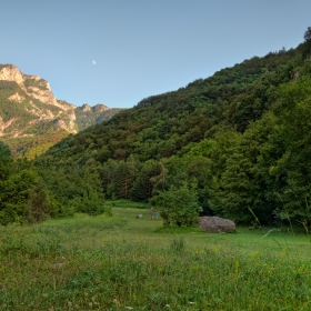 Дългата поляна с каменни блокове