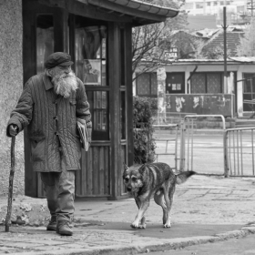 Старецът и кучето